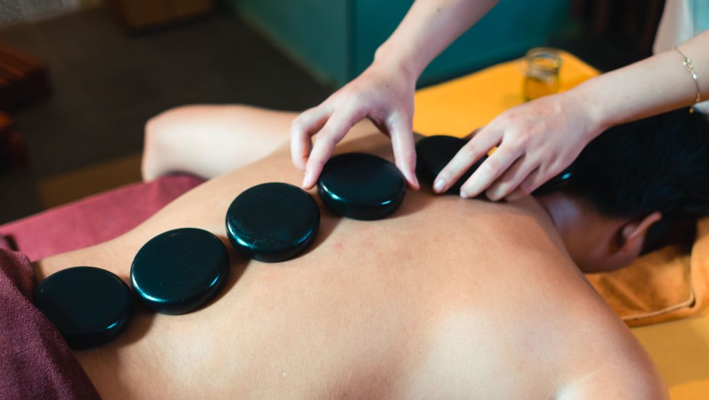 Ai Nên Trải Nghiệm Massage Body Đá Nóng?