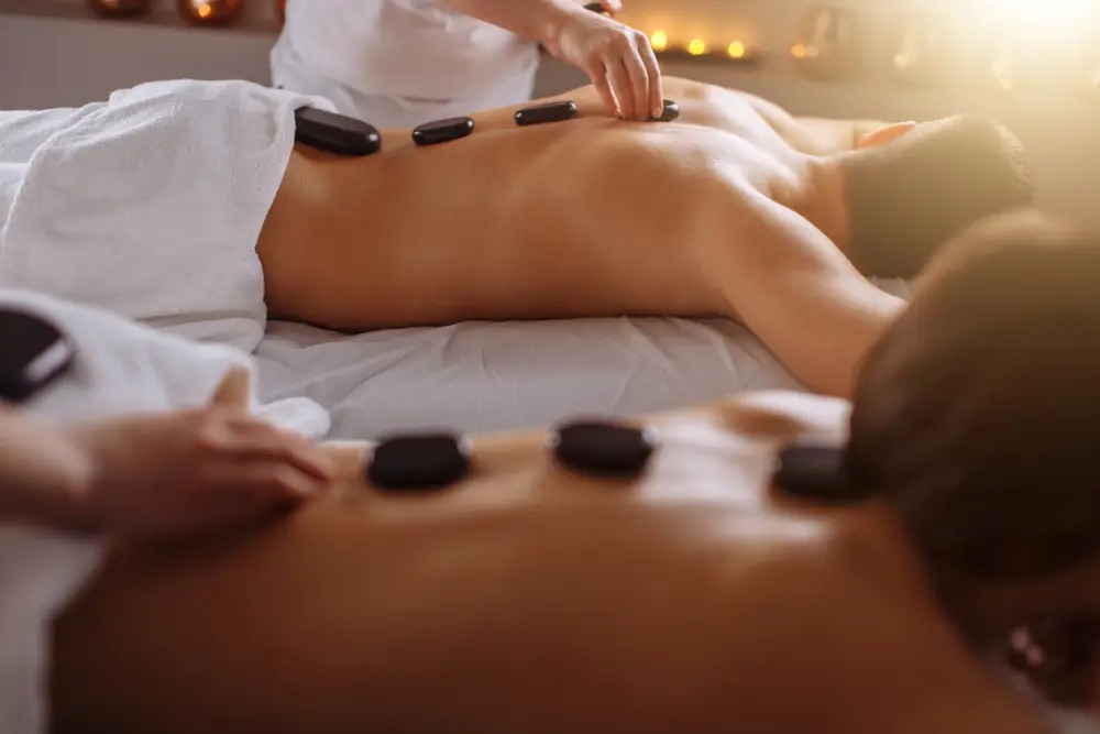 Massage body đá nóng là gì?