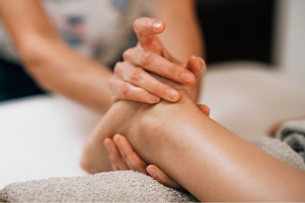 Massage chân bằng kỹ thuật tay